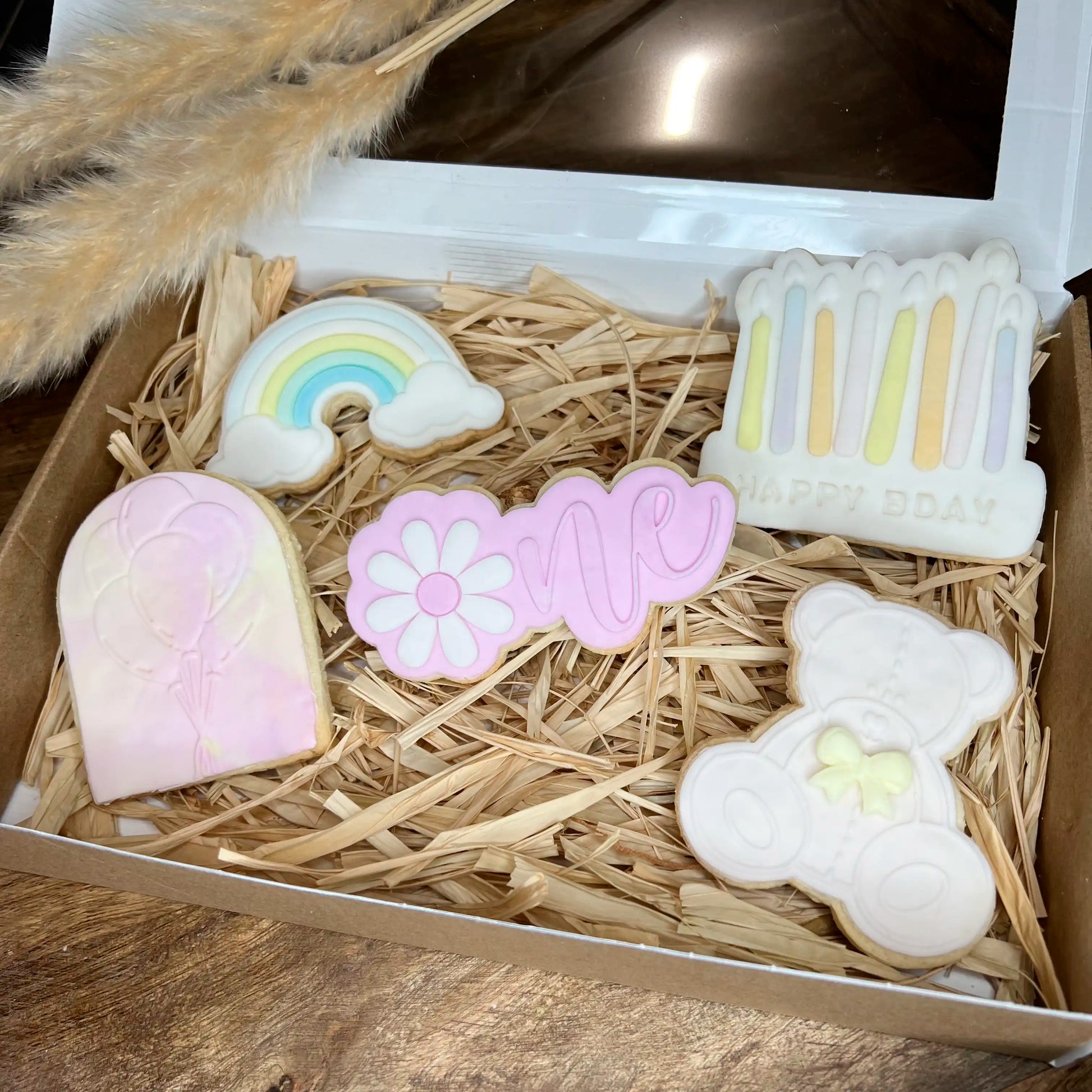 Coffret biscuits anniversaire : premier anniversaire, arc en ciel, ourson, bougies d'anniversaire, ballons