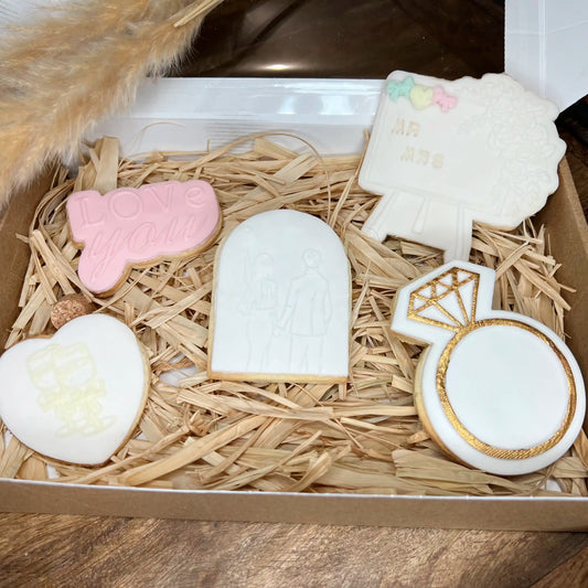 Coffret biscuits mariage : love you, cheers, jeunes mariés, monsieur et madame, bague de fiançailles 