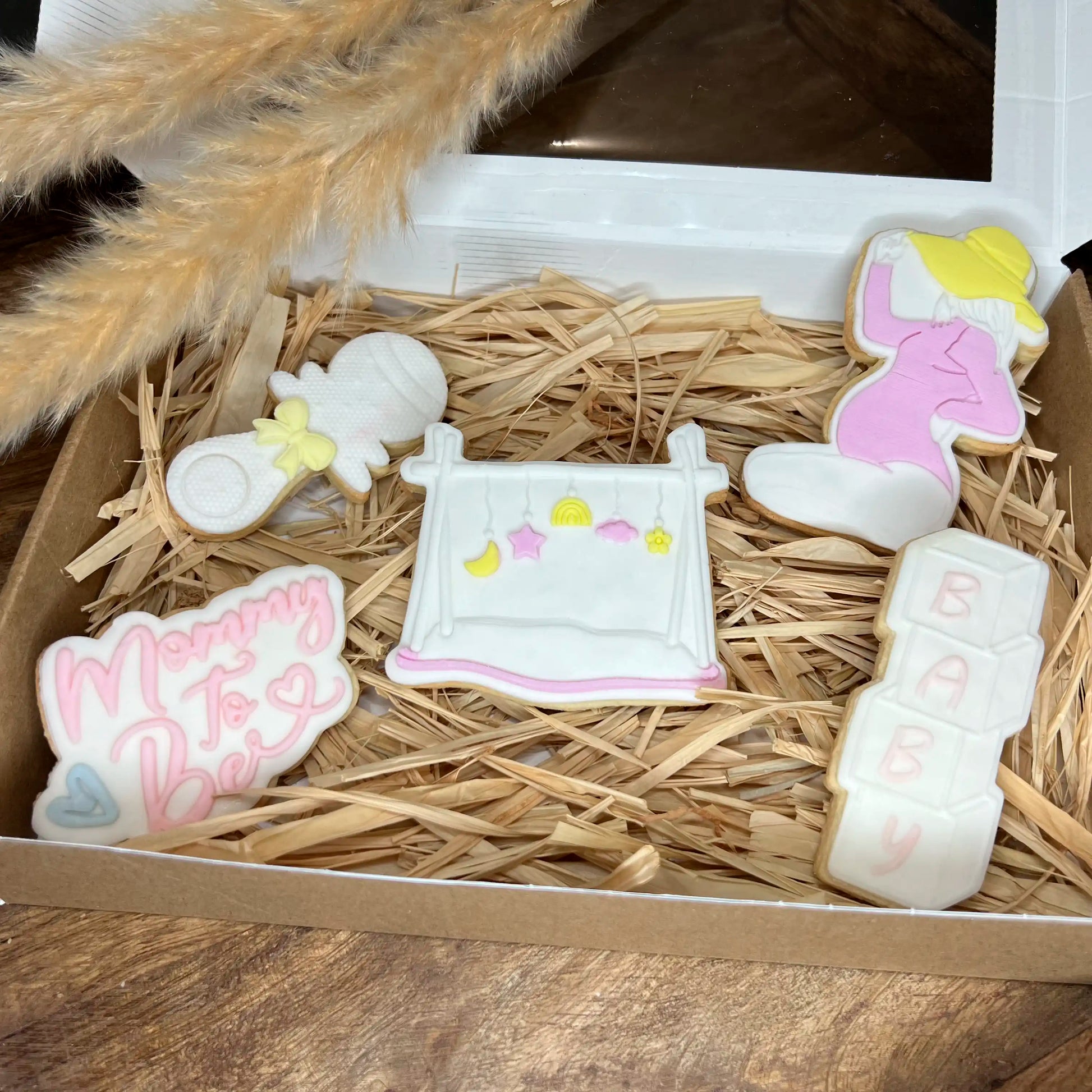 Coffret de biscuits mommy to be : hochet, femme enceinte, tapis d'éveil